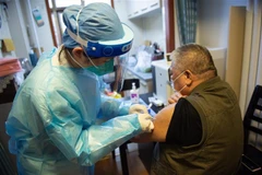 Nhân viên y tế tiêm vaccine ngừa COVID-19 cho người cao tuổi tại Bắc Kinh, Trung Quốc. (Ảnh: THX/TTXVN) 