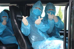 Các bệnh nhân mắc COVID-19 chào y bác sỹ Bệnh viện Phổi Đà Nẵng. (Ảnh: TTXVN phát) 