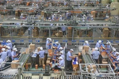 Công nhân làm việc tại một nhà máy ở Giang Tô, Trung Quốc. (Ảnh: AFP/TTXVN) 