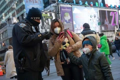 Người dân đeo khẩu trang phòng dịch COVID-19 tại New York, Mỹ. (Ảnh: THX/TTXVN) 