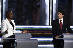 Lãnh đạo đảng Xanh Annamie Paul và Thủ tướng Canada đồng thời là Lãnh đạo đảng Tự do Justin Trudeau trong cuộc tranh luận bằng tiếng Anh của chiến dịch tranh cử, tại Quebec, ngày 9/9. (Ảnh: AFP/TTXVN) 
