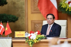Thủ tướng Phạm Minh Chính hội đàm trực tuyến với Thủ tướng Đan Mạch Mette Frederiksen. (Ảnh: Dương Giang/TTXVN)