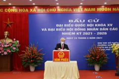 Tổng Bí thư Nguyễn Phú Trọng bỏ phiếu bầu đại biểu Quốc hội khoá XV và đại biểu Hội đồng nhân dân các cấp nhiệm kỳ 2021-2026. (Ảnh: Trí Dũng/TTXVN) 