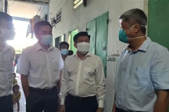 Thứ trưởng Bộ Y tế Nguyễn Trường Sơn kiểm tra thị sát khu nhà trọ tại phường phường Bình Hòa, thành phố Thuận An, tỉnh Bình Dương. (Ảnh: Văn Hướng/TTXVN) 
