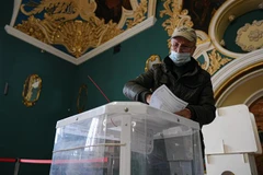 Cử tri Nga bỏ phiếu tại một địa điểm bầu cử ở Moskva, ngày 17/9/2021. (Ảnh: THX/TTXVN) 