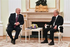 Tổng thống Nga Vladimir Putin (phải) và Tổng thống Belarus Alexander Lukashenko (trái) tại cuộc hội đàm ở Moskva, Nga, ngày 9/9/2021. (Ảnh: AFP/TTXVN) 