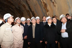 Thủ tướng Phạm Minh Chính kiểm tra tiến độ thi công cửa Nam hầm Thần Vũ thuộc dự án Diễn Châu-Bãi Vọt. (Ảnh: Dương Giang/TTXVN) 