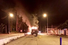 Chiếc xe khách bị thiêu rụi hoàn toàn. (Ảnh: Quang Thái/TTXVN) 