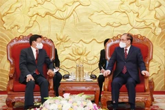 Tổng Bí thư, Chủ tịch nước Lào Thongloun Sisoulith gặp nguyên Tổng Bí thư Nông Đức Mạnh. (Ảnh: Phương Hoa/TTXVN) 