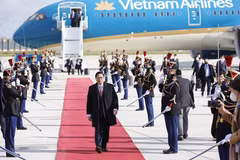 Thủ tướng Phạm Minh Chính đến sân bay Orly ở thủ đô Paris (Pháp). (Ảnh: Dương Giang/TTXVN) 