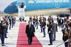 Thủ tướng Phạm Minh Chính đến sân bay Orly ở thủ đô Paris (Pháp). (Ảnh: Dương Giang/TTXVN) 