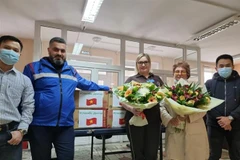 Những bó hoa tươi thắm thay cho lời cảm ơn gửi tới các bác sỹ Nga. (Nguồn: Nhóm 'Cảm ơn Bác sỹ' cung cấp) 