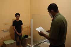 Cơ quan An ninh điều tra Công an tỉnh Trà Vinh tống đạt các quyết định tố tụng hình sự đối với Nguyễn Trọng Tính. (Ảnh: TTXVN phát) 