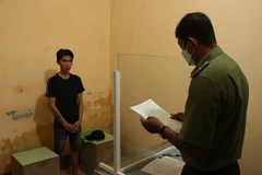 Cơ quan An ninh điều tra Công an tỉnh Trà Vinh tống đạt các quyết định tố tụng hình sự đối với Nguyễn Trọng Tính. (Ảnh: TTXVN phát) 