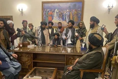 Các tay súng Taliban tiến vào Dinh Tổng thống ở Kabul, Afghanistan, sau khi giành quyền kiểm soát thủ đô, ngày 15/8/2021. (Ảnh: AP/TTXVN) 