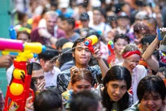 Người dân và du khách vui chơi trong dịp Tết cổ truyền Songkran tại Bangkok, Thái Lan, ngày 13/4/2023. (Ảnh: THX/TTXVN) 