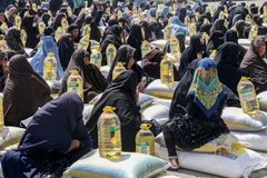 Người dân nhận thực phẩm cứu trợ tại Herat, Afghanistan, ngày 11/4/2023. (Ảnh: AFP/TTXVN)