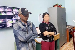 Các đối tượng Nguyễn Chí Thanh và Phạm Thị Thanh tại cơ quan công an. (Ảnh: TTXVN phát)