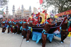 Diễn tích trò ngư dân vươn khơi đánh bắt tôm, cá trước sân đình Thai Dương trong Lễ hội Cầu ngư năm 2023. (Ảnh: Đỗ Trưởng/TTXVN)