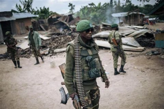 Binh sỹ Cộng hòa Dân chủ Congo tuần tra sau một vụ tấn công. (Ảnh: AFP/TTXVN) 