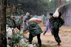 Lực lượng quân đội đang gia cố kè suối tại thành phố Yên bái. (Ảnh: TTXVN phát)