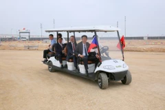 Thủ tướng Cộng hòa Séc cùng phái đoàn trực tiếp tham quan, khảo sát vị trí và tiến độ thi công của Nhà máy sản xuất ôtô Thành Công Việt Hưng tại khu công nghiệp Việt Hưng, thành phố Hạ Long. (Ảnh: Thanh Vân/TTXVN)