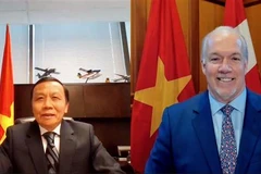 Tổng Lãnh sự Nguyễn Quang Trung và Thủ hiến tỉnh British Columbia, John Horgan trong buổi làm việc trực tuyến. (Ảnh: Vũ Quang Thịnh/TTXVN) 