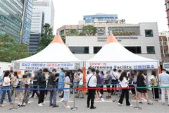 Người dân xếp hàng chờ xét nghiệm COVID-19 ở Seoul, Hàn Quốc, ngày 12/7/2022. (Ảnh: Yonhap/TTXVN) 