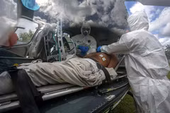 Nhân viên y tế chuyển bệnh nhân mắc COVID-19 tới bệnh viện ở Breves,Brazil. (Nguồn: AFP/TTXVN) 