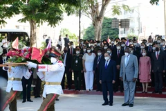 Sáng 19/9 (theo giờ địa Phương), tại thủ đô La Habana, Chủ tịch nước Nguyễn Xuân Phúc đặt vòng hoa tại Tượng đài Chủ tịch Hồ Chí Minh. (Ảnh: TTXVN) 