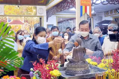 Bà Wiraka Mudhitaporn, Tổng lãnh sự Thái Lan tại Thành phố Hồ Chí Minh (trái) thực hiện nghi thức tắm Phật tại lễ hội. (Ảnh: Xuân Khu/TTXVN) 