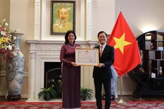 Đại sứ Việt Nam tại Mỹ Hà Kim Ngọc trao tặng Huân chương Hữu nghị cho Đại sứ Lianys Torres Rivera. (Ảnh: Phạm Ngọc Ánh/TTXVN) 