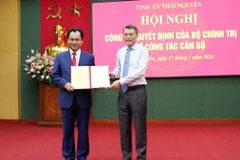 Trưởng Ban Tổ chức Trung ương Lê Minh Hưng (phải) trao Quyết định của Bộ Chính trị cho ông Trịnh Việt Hùng. (Ảnh: Trần Trang/TTXVN)