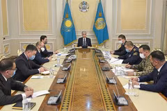 Tổng thống Kazakhstan Kassym-Jomart Tokayev (giữa) chủ trì một cuộc họp tại Alamaty ngày 7/1/2022. (Ảnh: AFP/TTXVN) 