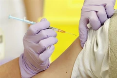 Nhân viên y tế tiêm vaccine phòng COVID-19 cho người dân tại Yatsushiro, tỉnh Kumamoto, Nhật Bản. (Ảnh: Kyodo/ TTXVN) 