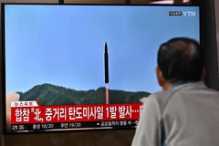 Truyền hình Hàn Quốc đưa tin về vụ phóng tên lửa của Triều Tiên, tại Seoul ngày 4/10/2022. (Ảnh: AFP/TTXVN) 