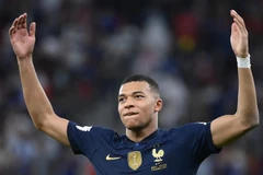 ​Tiền đạo Pháp Kylian Mbappe ăn mừng sau khi ghi bàn thắng thứ hai vào lưới Ba Lan. (Ảnh: AFP/TTXVN) 