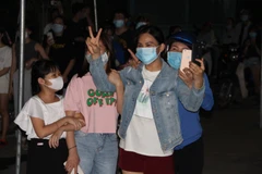 Hình ảnh người dân Bình Dương vỡ òa niềm vui khi được dỡ phong tỏa