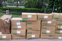 Phát hiện hơn 20 thùng thuốc tây hết hạn vứt bỏ trên Đại lộ Thăng Long