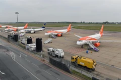 Máy bay của hãng hàng không EasyJet tại sân bay London Luton ở London, Anh, ngày 16/4/2020. (Nguồn: AFP/TTXVN) 