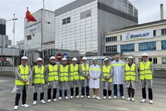 Đoàn Đại sứ quán thăm và làm việc tại nhà máy sữa và các sản phẩm từ sữa Bonilait tại Poitiers. (Ảnh: Nguyễn Thu Hà/TTXVN) 