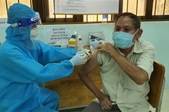 Nhân viên y tế tiêm vaccine cho người cao tuổi tại phường Thắng Nhì, thành phố Vũng Tàu. (Ảnh: TTXVN phát) 