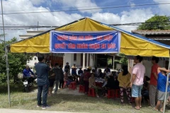 Người dân hai xã An Hiệp, An Đức, huyện Ba Tri (Bến Tre) lập chốt chặn các xe vận chuyển rác từ thành phố Bến Tre và huyện Châu Thành về huyện Ba Tri. (Ảnh: TTXVN phát)