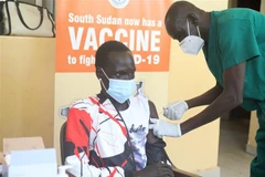 Nhân viên y tế tiêm vaccine phòng COVID-19 cho người dân tại Juba, Nam Sudan, ngày 20/5/2021. (Nguồn: THX/TTXVN) 