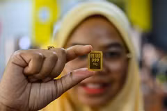 Vàng miếng được bán tại Kota Bharu, bang Kelantan, Malaysia. (Ảnh: AFP/TTXVN) 