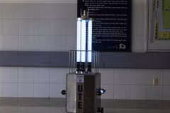 Robot diệt khuẩn bằng tia UV. (Ảnh: Văn Dũng/TTXVN) 