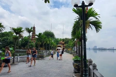 Du khách nước ngoài tham quan chùa Trấn Quốc, Tây Hồ, Hà Nội. (Ảnh: Huy Khánh/Vietnam+)