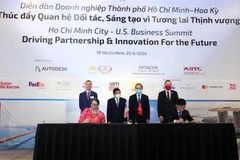 Bí thư Thành ủy Nguyễn Thiện Nhân và Chủ tịch Ủy ban Nhân dân Thành phố Hồ Chí Minh Nguyễn Thành Phong chứng kiến lễ ký giữa Sở Thông tin Truyền thông Thành phố với Cơ quan Thương mại và Phát triển Hoa Kỳ (USTDA) về Thỏa thuận tài trợ Trung tâm Điều hành 