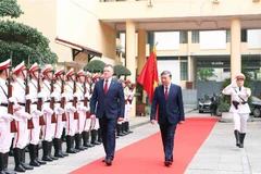 Đại tướng Tô Lâm, Bộ trưởng Bộ Công an Việt Nam và Bộ trưởng Bộ Tình trạng khẩn cấp Cộng hòa Belarus Sinyavskiy Vadim Ivanovich duyệt đội danh dự Công an Nhân dân. (Ảnh: Phạm Kiên/TTXVN)