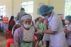 Tiêm mũi 3 vaccine phòng COVID-19 cho đồng bào dân tộc thiểu số ở xã Thượng Thôn, huyện Hà Quảng, tỉnh Cao Bằng. (Ảnh: Chu Hiệu/TTXVN) 